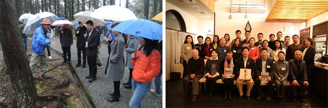 左：雨中、大瀧峡キャンプ場にてワークショップ　右：鈴木伊勢市長を囲んで記念撮影