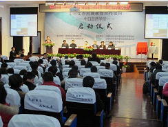 「自然がっこう」開校式／上海崇明県幼稚園・小学校の教師150名が出席。式後講義を受ける。